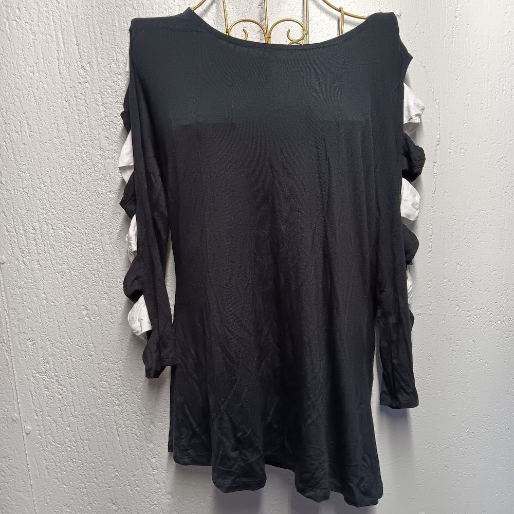 Carmen Marc Valvo Black and White top. Size medium